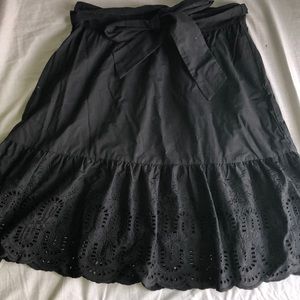 Cute black skirt!